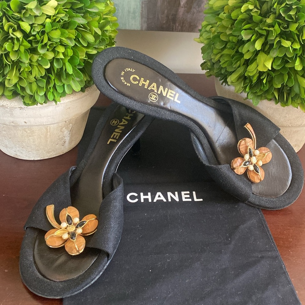 CHANEL 🖤BLACK🖤 LINEN HEELED SANDALS GOLD/WOOD FLORAL ACCENT SIZE 39.5 🌟GUC🌟